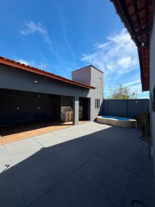 an empty patio in a house with a building at Paraíso Oculto in Carolina