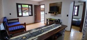 a room with a bed and a living room at 001 1 Dormitorio Centro Bombinhas 400 m da praia in Bombinhas