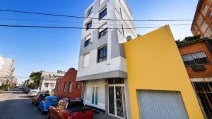 a building on the side of a street at Apartamento central bem localizado in Pelotas