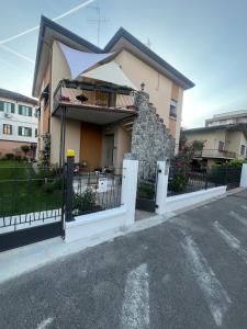 a house with white gates and a fence at Casa Inès in Conegliano