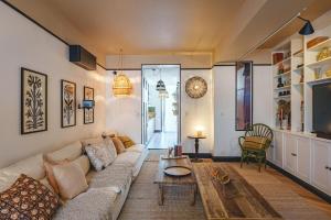 a living room with a couch and a table at La Maison dAmbre-Jacuzzi-Sauna-Clim-4chambres in Saumur