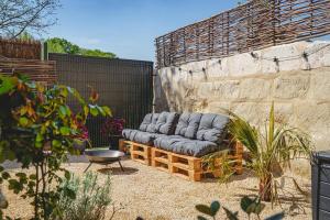 a couch sitting in the middle of a garden at La Maison dAmbre-Jacuzzi-Sauna-Clim-4chambres in Saumur