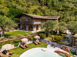 an aerial view of a house with a swimming pool at Agriturismo Maso le 4 stagioni in Arco