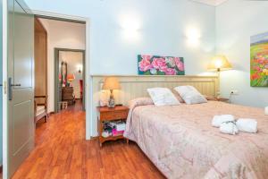 a bedroom with a large bed with two white towels on it at Centro Palafrugell: Casa con Piscina y Solárium in Palafrugell +30 photos