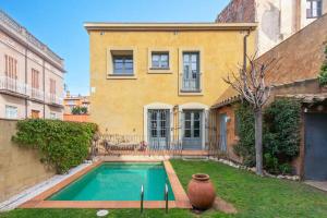 a house with a swimming pool in the yard at Centro Palafrugell: Casa con Piscina y Solárium in Palafrugell