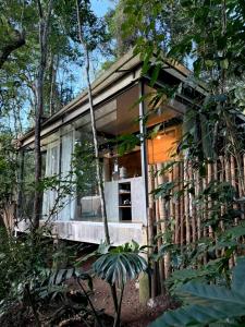 a tree house in the middle of the forest at Casa Aquário in Petrópolis