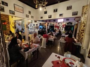 a group of people sitting at tables in a restaurant at Pousada e Restaurante Dona Siroba in Morretes