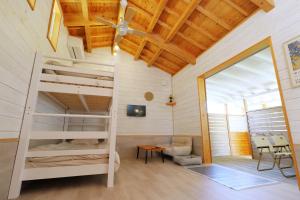 a bedroom with bunk beds in a house at ヌックベル in Kumamoto