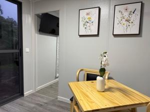 a room with a table with a vase of flowers on the wall at Río Celeste Stay in Rio Celeste