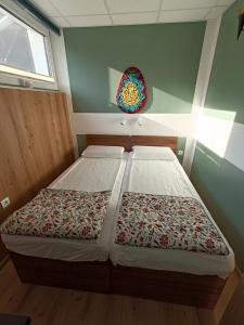 a small bedroom with two beds and a window at Solea Apartment in Woditz