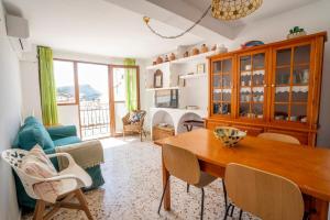 a living room with a wooden table and chairs at House Los Angeles in Chulilla