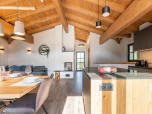an open kitchen and dining room with wooden ceilings at Chalet Joep in Wald im Pinzgau