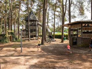 Eine Gruppe Kinder spielt in einem Park in der Unterkunft Veldzicht in Bocholt