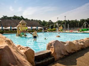 eine Person im Wasser in einem Wasserpark in der Unterkunft Veldzicht in Bocholt