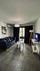 a living room with a couch and a table at Lomajobava in Godoy Cruz