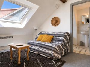 a attic bedroom with a bed and a table at Duplex 2 à 4p. tout confort in Dolleren