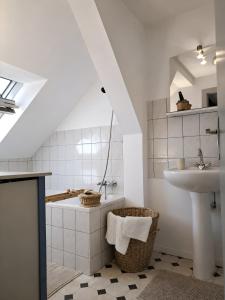 a bathroom with a sink and a bath tub at Duplex 2 à 4p. tout confort in Dolleren