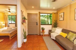 a living room with a couch and a bed at Home Chic in Quepos