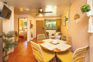 a dining room with a table and chairs at Home Chic in Quepos