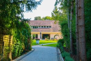 a driveway leading to a house with a yard at Demeures du Bord de Seine in Samoreau