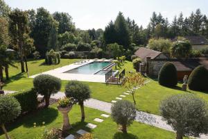 an aerial view of a yard with a swimming pool at Demeures du Bord de Seine in Samoreau