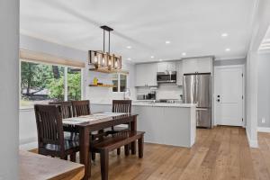 a kitchen and dining room with a table and chairs at The Enso Sonoma in Glen Ellen