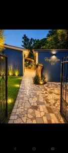 a house with a gate in front of a yard at Casa Hospedagem 01 in Foz do Iguaçu