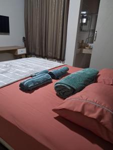 a bed with two pillows on top of it at Flat luxo e tranquilidade in Volta Redonda