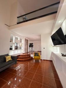 a living room with a couch and a tv at Casa ejecutiva para 10 personas in Gómez