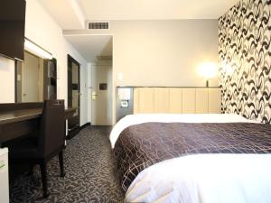 a hotel room with a bed and a desk at APA Hotel Sagaeki Minamiguchi in Saga +26 photos