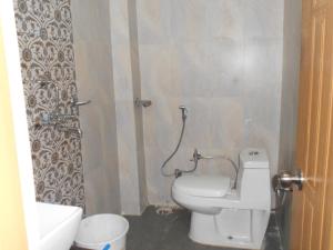 Koupelna v ubytování DS Residency Varanasi-Prime Location-Parking