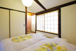 מיטה או מיטות בחדר ב-Machiya Momiji