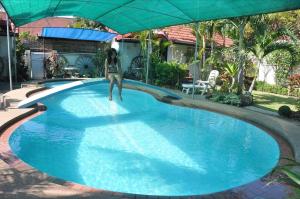A piscina localizada em Bamboo Garden ou nos arredores