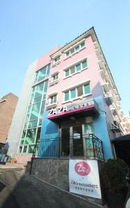 een gebouw met een bord ervoor bij Zaza Backpackers hostel in Seoul