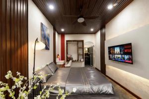 a bed in a room with a ceiling fan at Chanchill Glamping&cafe in Xuân Thọ