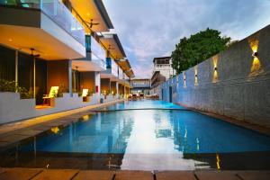 a swimming pool in the middle of a building at Lighthouse Hotel in Gili Trawangan