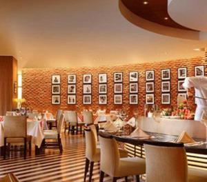 um restaurante com mesas e cadeiras e uma parede de tijolos em Ningbo Portman Plaza Hotel em Ningbo