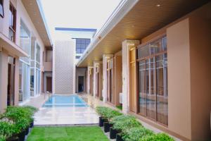 an internal courtyard of a building with a swimming pool at KHAMI HOUSE Resort in Panglao Island