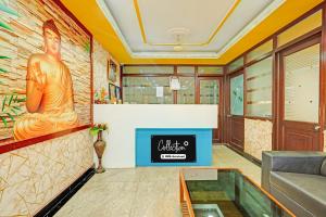a lobby with aitatingitating room with aitating at Collection O Tennati Park Vizag Beach Formerly B Square Villa in Visakhapatnam