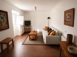 a living room with a couch and a tv at Holibai Nova Anduriña, Casa rustica con jardín, Gondomar in Gondomar