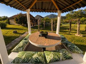 a patio with a table on a patio at Holibai Nova Anduriña, Casa rustica con jardín, Gondomar in Gondomar