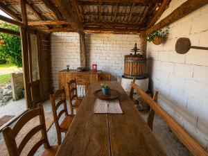 a dining room with a wooden table and chairs at Holibai Nova Anduriña, Casa rustica con jardín, Gondomar in Gondomar