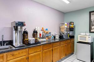 eine Küche mit einer Arbeitsfläche und einer Kaffeemaschine in der Unterkunft Super 8 by Wyndham Bourbonnais/Kankakee Area in Bourbonnais