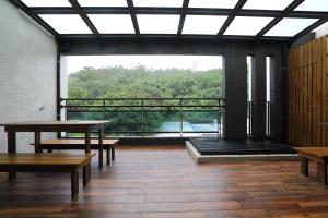 花蓮市にあるHualien Shiado B&Bのベンチと大きな窓が備わる広い客室です。