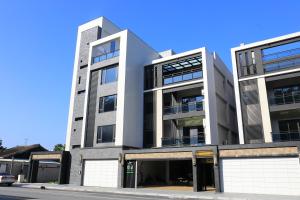 花蓮市にあるHualien Shiado B&Bの街の通りにある大きな白い建物