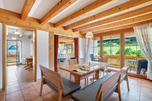 a dining room with a table and chairs at Löcherhansenhof in Bad Peterstal-Griesbach