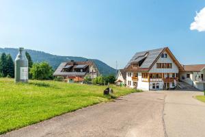 a road leading to a house with a large bottle at Löcherhansenhof in Bad Peterstal-Griesbach
