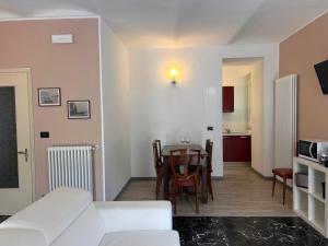 a living room with a white couch and a table at Casa Spaziosa Vista Castello - 3minuti dal Centro di Barolo in Barolo
