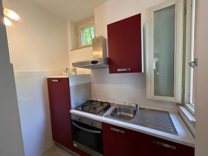 a small kitchen with a sink and a stove at Casa Spaziosa Vista Castello - 3minuti dal Centro di Barolo in Barolo