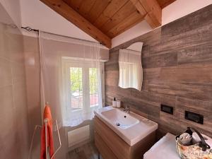 a bathroom with a white sink and a window at Casa Spaziosa Vista Castello - 3minuti dal Centro di Barolo in Barolo +36 photos